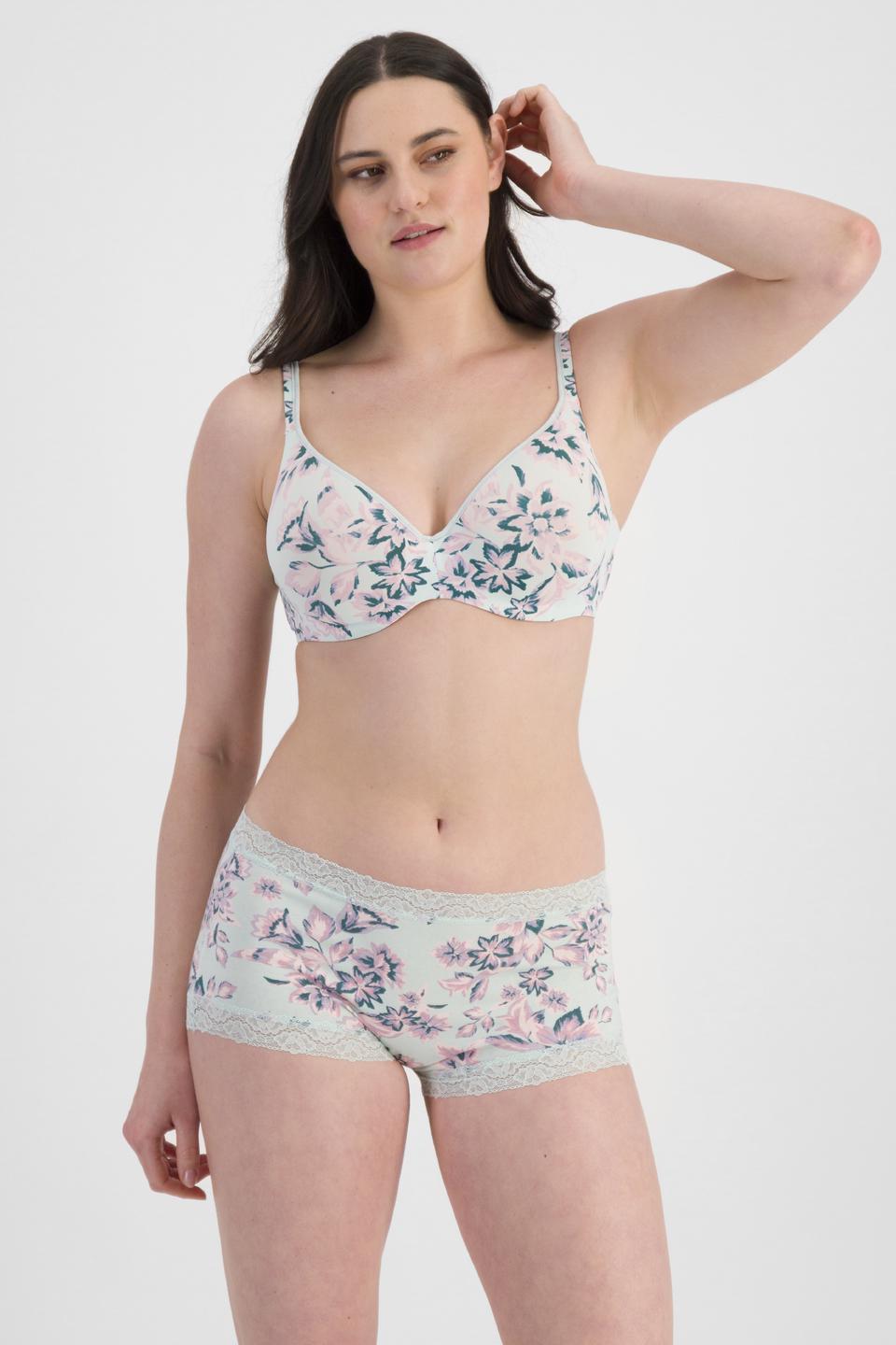 Jacqleen (She/Her) wears size 14 and is 183cm tall with 93cm chest and 73cm waist