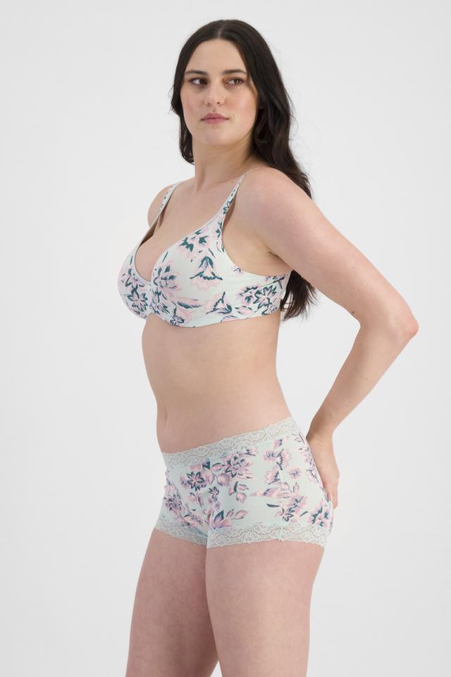 Jacqleen (She/Her) wears size 14 and is 183cm tall with 93cm chest and 73cm waist
