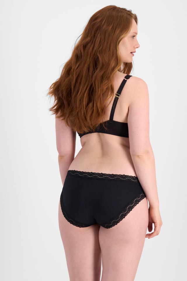 Martine (She/Her) wears size 14 and is 175cm tall with 82cm chest and 76cm waist