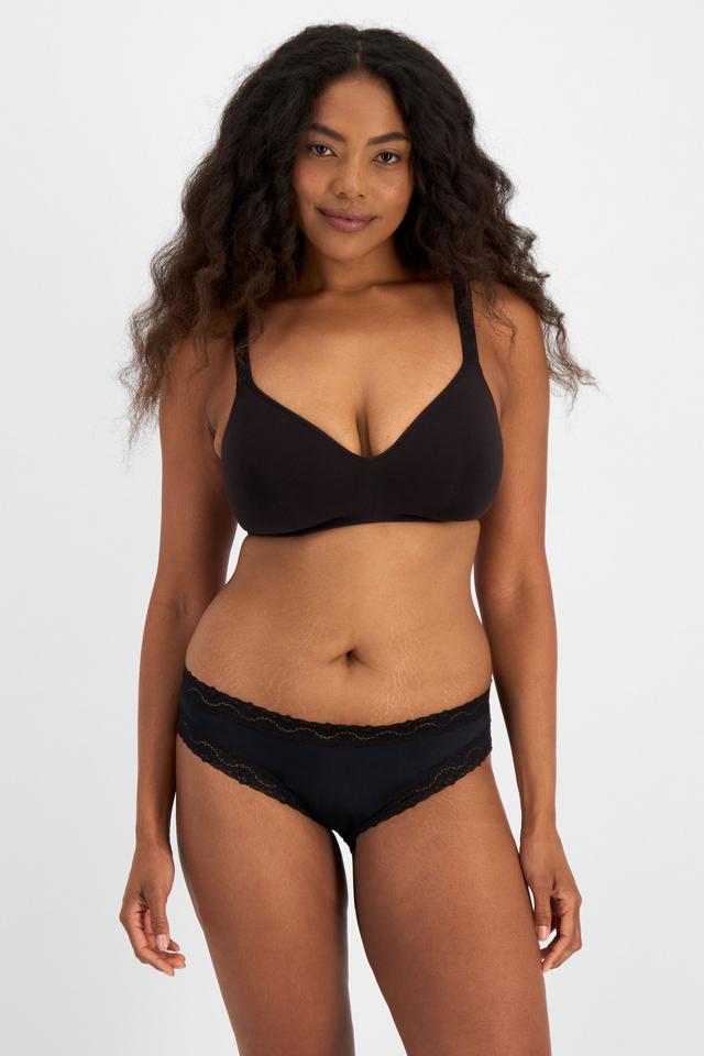 Caitlin (She/Her) wears size 14 and is 176cm tall with 114cm chest and 95cm waist