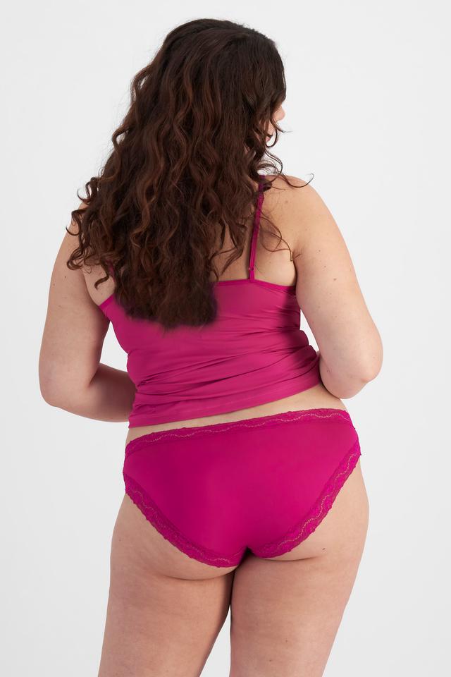 Brittany (She/Her) wears size 12 and is 173cm tall with 93cm chest and 78cm waist