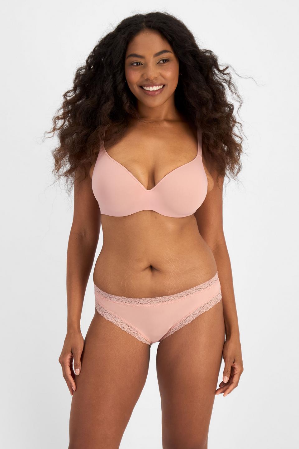 Caitlin (She/Her) wears size 14 and is 176cm tall with 114cm chest and 95cm waist