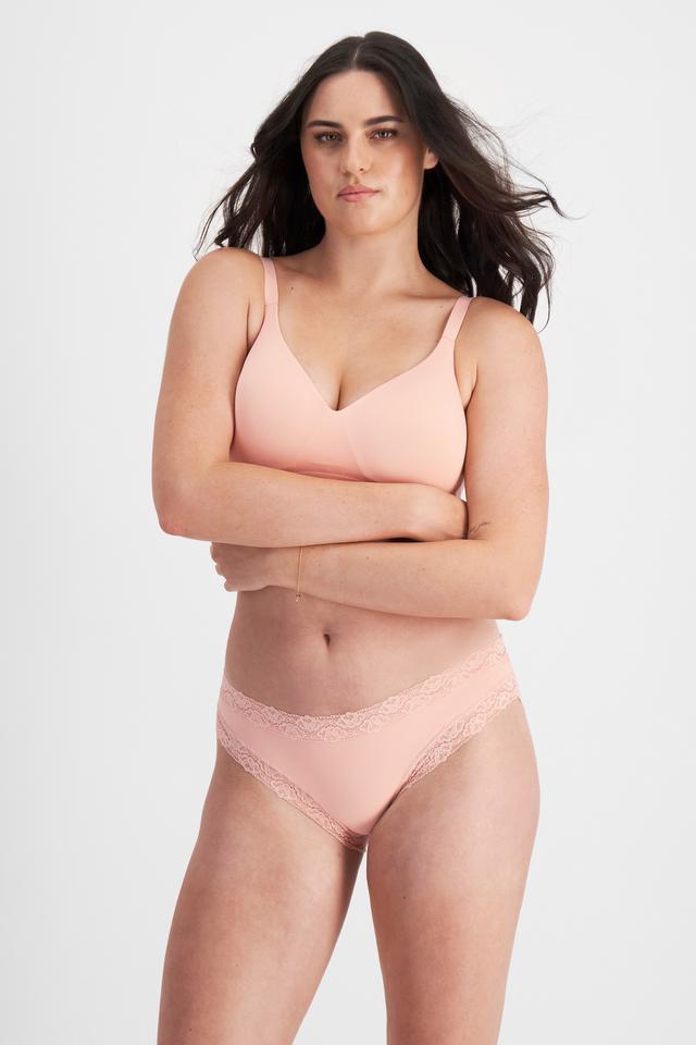 Jacqleen (She/Her) wears size 14 and is 183cm tall with 93cm chest and 73cm waist