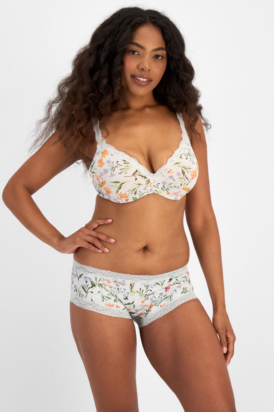 Caitlin (She/Her) wears size 14 and is 176cm tall with 114cm chest and 95cm waist