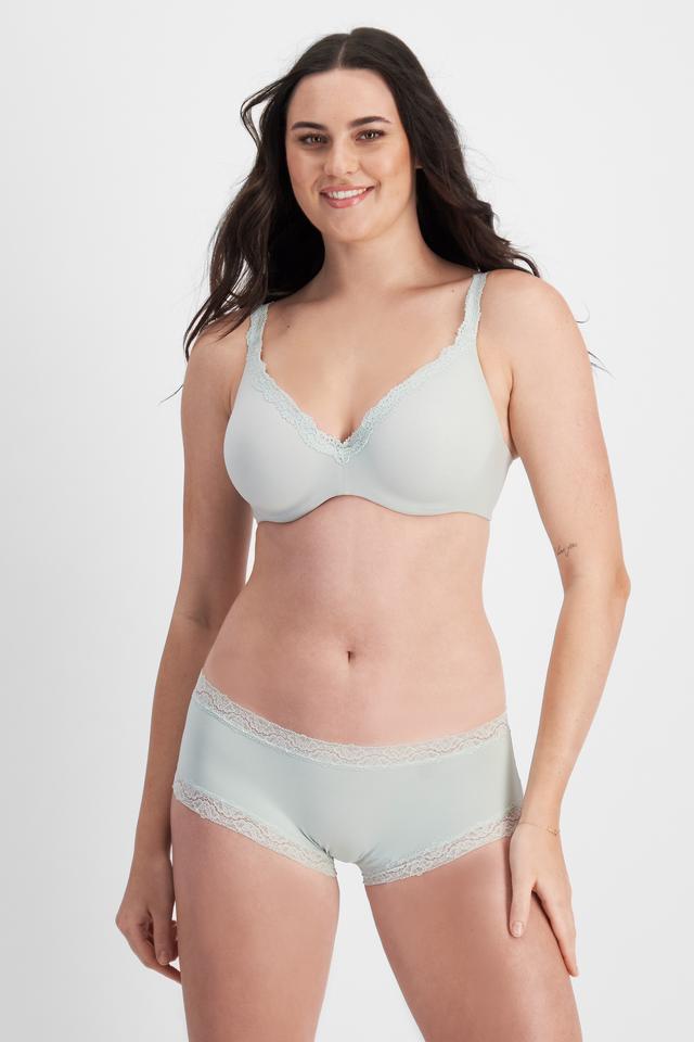 Jacqleen (She/Her) wears size 14 and is 183cm tall with 93cm chest and 73cm waist