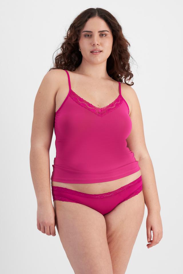 Bella (She/Her) wears size 14D and is 173cm tall with 95cm chest and 77cm waist
