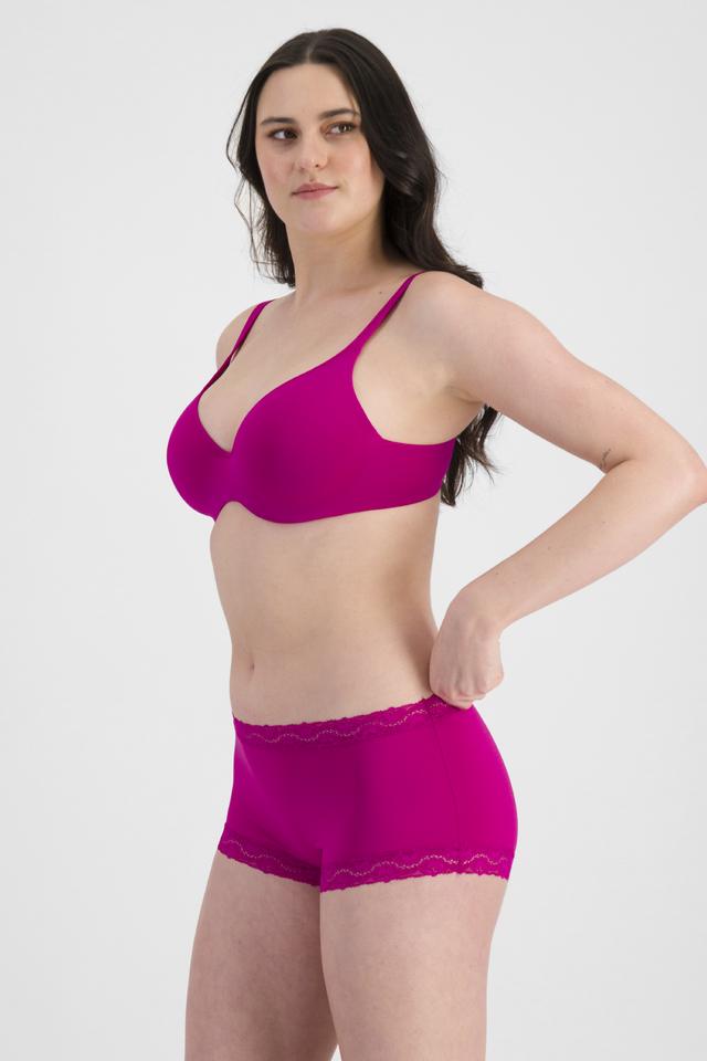 Jacqleen (She/Her) wears size 14 and is 183cm tall with 93cm chest and 73cm waist