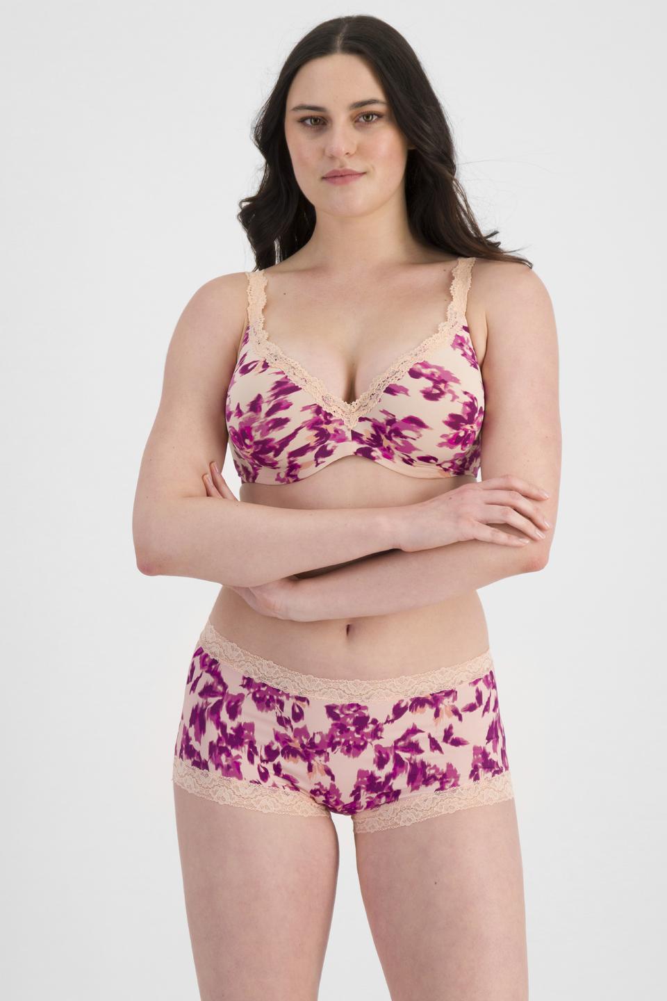 Jacqleen (She/Her) wears size 14 and is 183cm tall with 93cm chest and 73cm waist