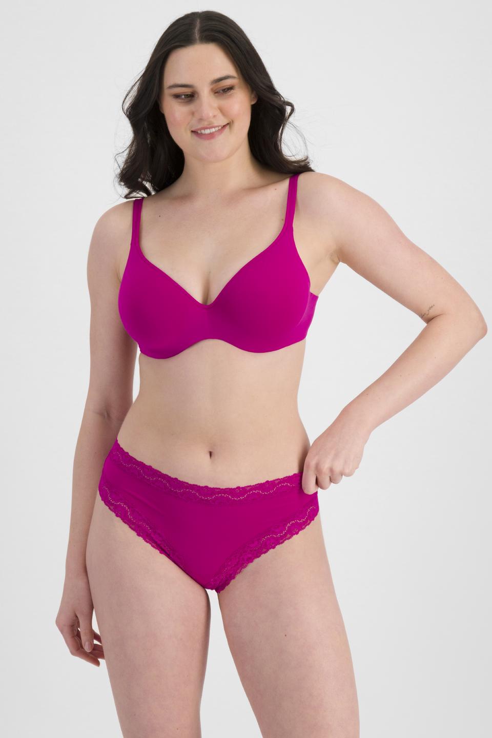Jacqleen (She/Her) wears size 14 and is 183cm tall with 93cm chest and 73cm waist