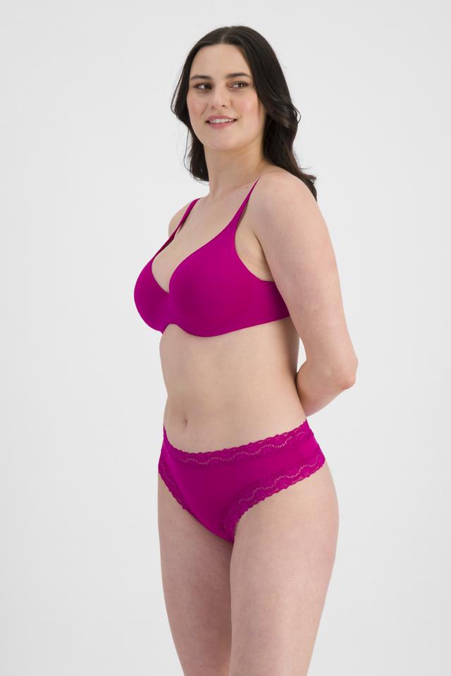 Jacqleen (She/Her) wears size 14 and is 183cm tall with 93cm chest and 73cm waist