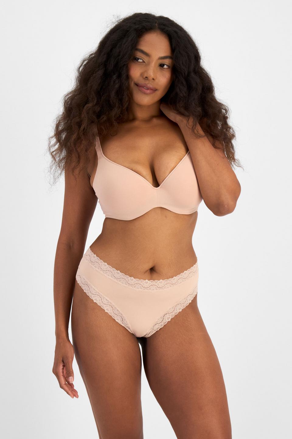 Caitlin (She/Her) wears size 14 and is 176cm tall with 114cm chest and 95cm waist