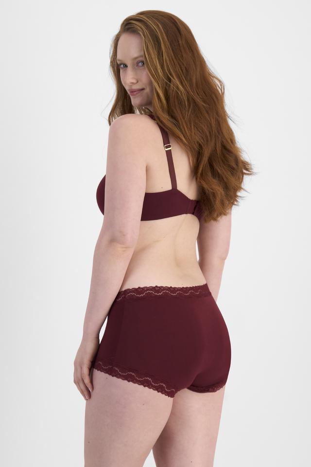 Martine (She/Her) wears size 14 and is 175cm tall with 82cm chest and 76cm waist