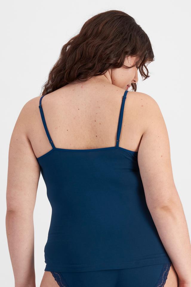 Bella (She/Her) wears size 14D and is 173cm tall with 95cm chest and 77cm waist
