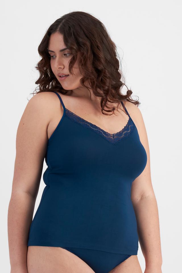 Bella (She/Her) wears size 14D and is 173cm tall with 95cm chest and 77cm waist