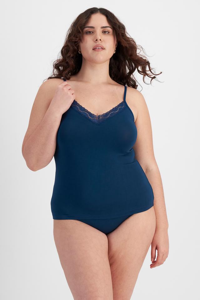 Bella (She/Her) wears size 14D and is 173cm tall with 95cm chest and 77cm waist