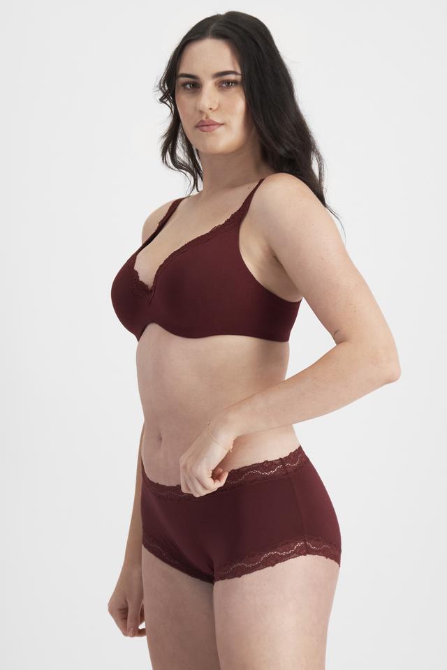 Jacqleen (She/Her) wears size 14 and is 183cm tall with 93cm chest and 73cm waist