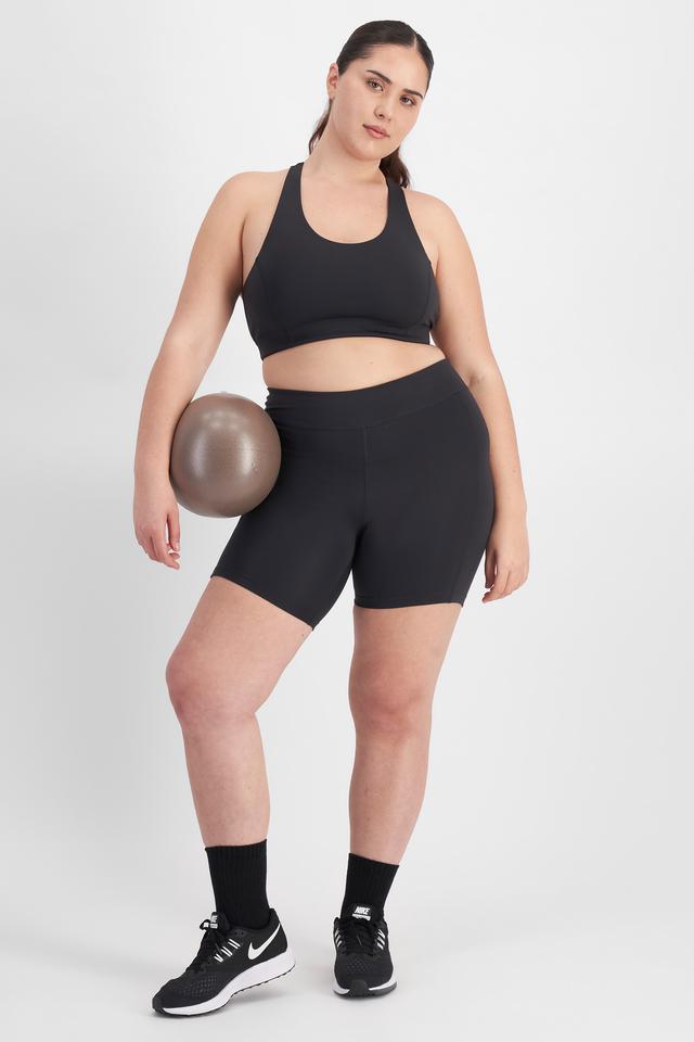 Bella (She/Her) wears size 14D and is 173cm tall with 95cm chest and 77cm waist