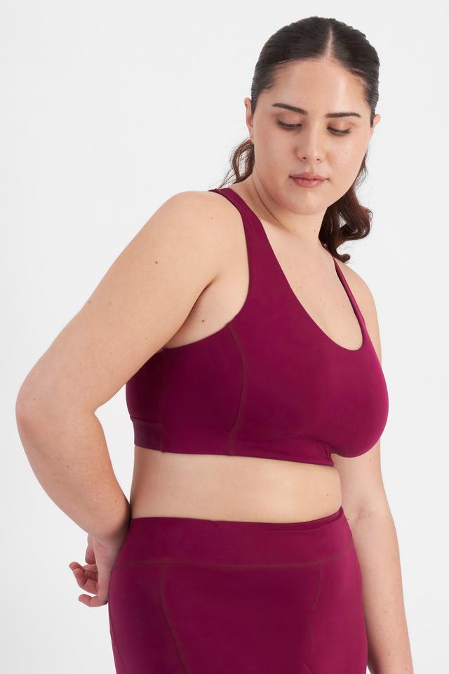 Bella (She/Her) wears size 14D and is 173cm tall with 95cm chest and 77cm waist