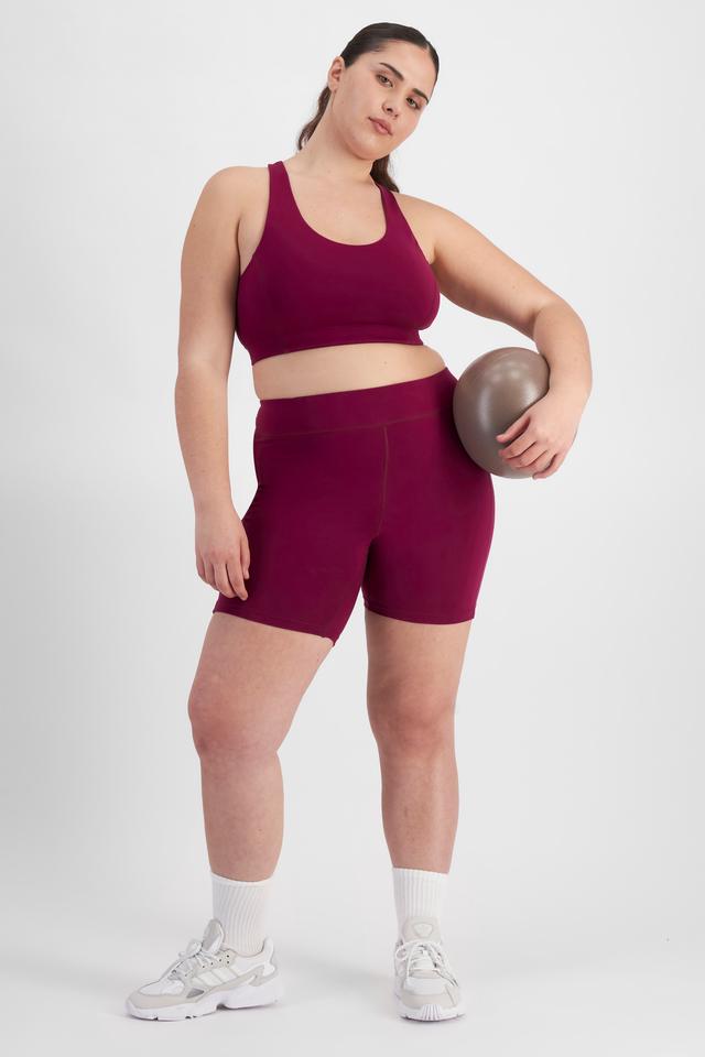 Bella (She/Her) wears size 14D and is 173cm tall with 95cm chest and 77cm waist