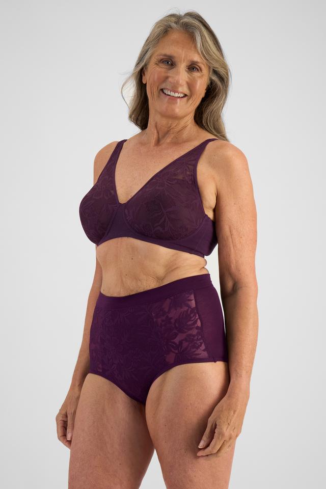Kerry (She/Her) wears size 14 and is 170cm tall with 97cm chest and 74cm waist