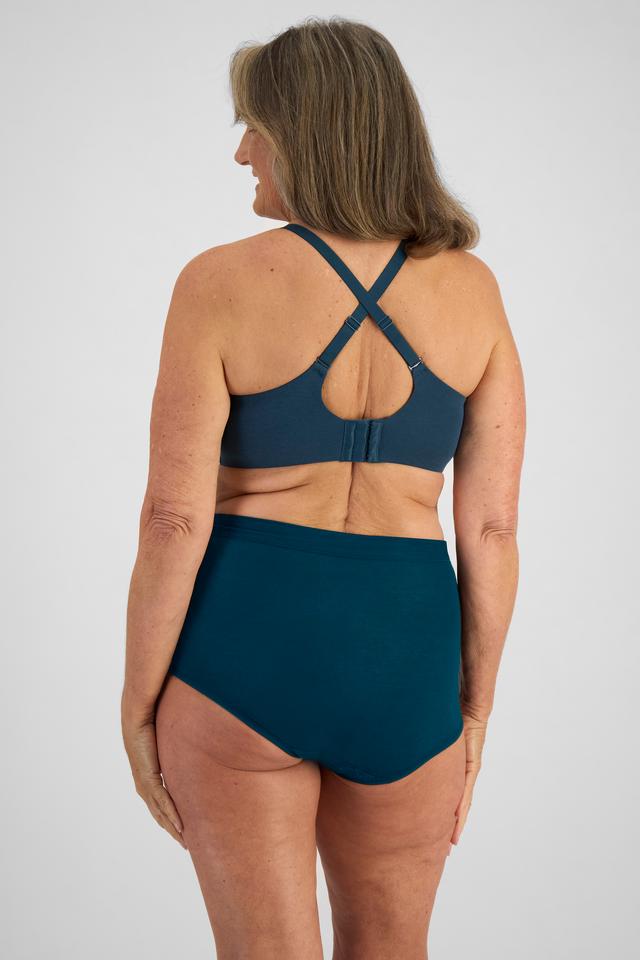 Kerry (She/Her) wears size 14D and is 170cm tall with 97cm chest and 74cm waist