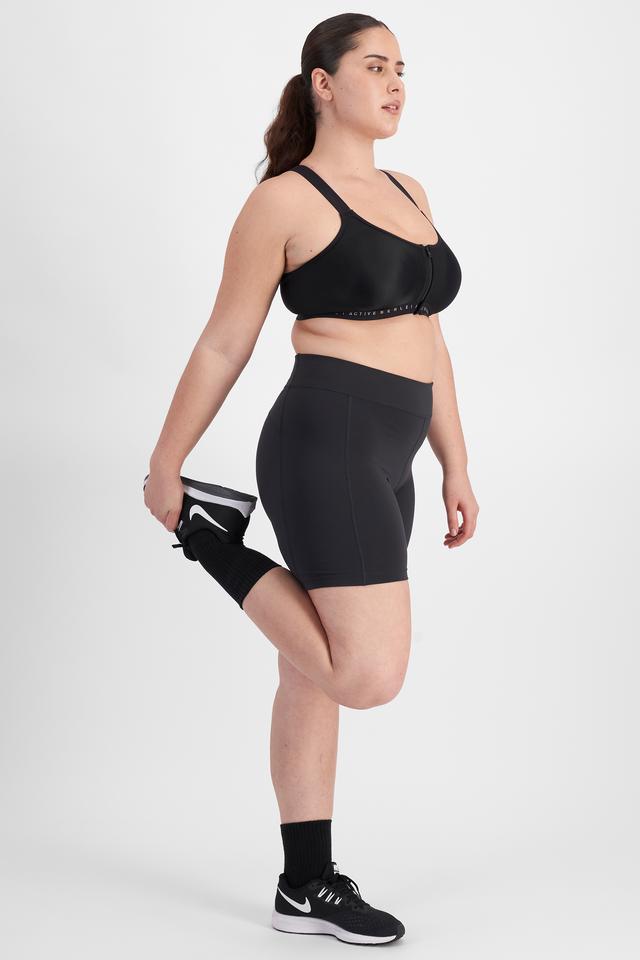 Bella (She/Her) wears size 14D and is 173cm tall with 95cm chest and 77cm waist