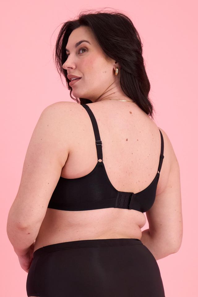 Poppy (She/Her) wears size 16DD and is 178cm tall