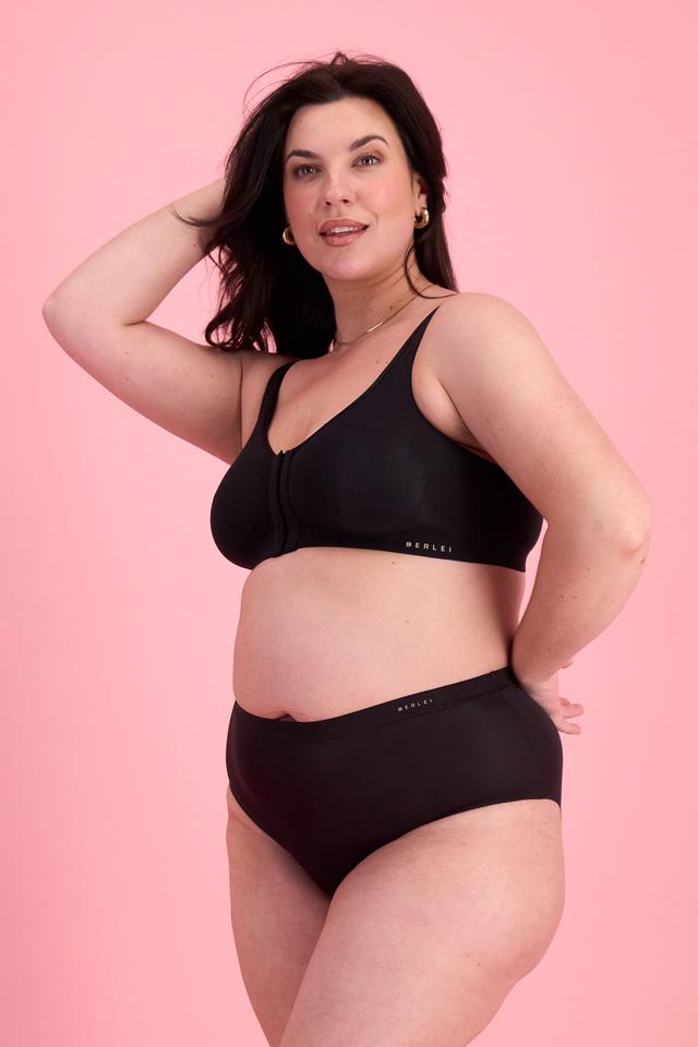 Poppy (She/Her) wears size 16DD and is 178cm tall