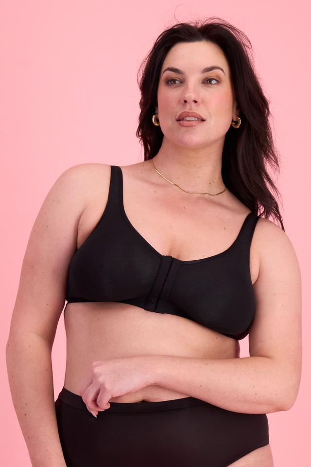 Poppy (She/Her) wears size 16DD and is 178cm tall