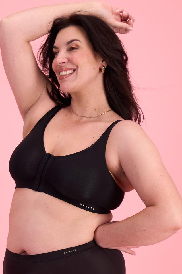 Poppy (She/Her) wears size 16DD and is 178cm tall