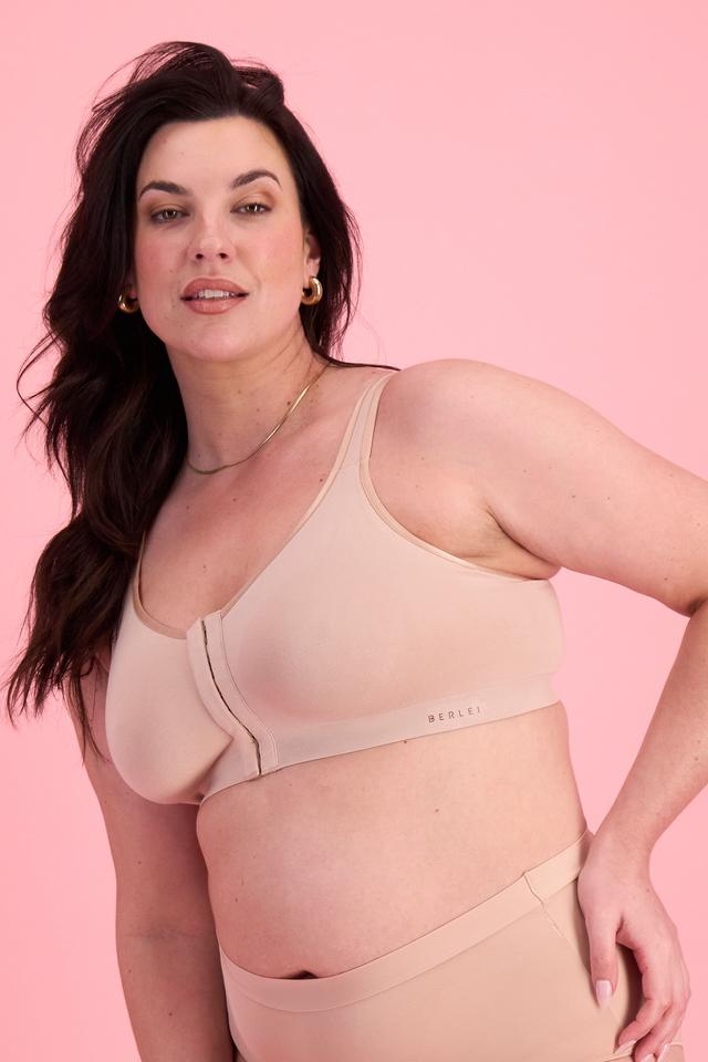 Poppy (She/Her) wears size 16DD and is 178cm tall