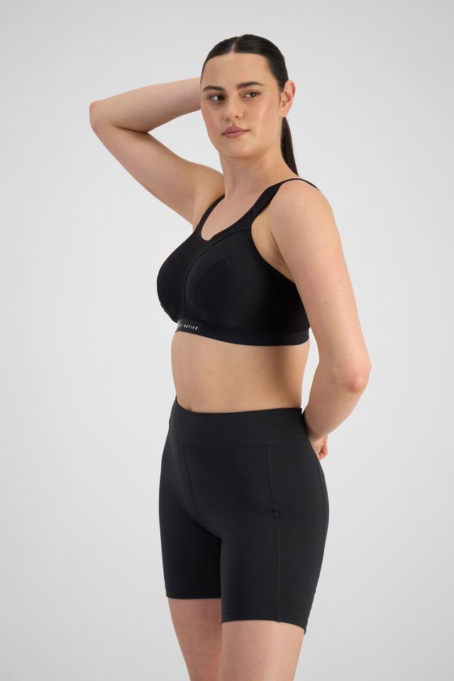 Jacqleen (She/Her) wears size 14DD and is 183cm tall with 93cm chest and 73cm waist