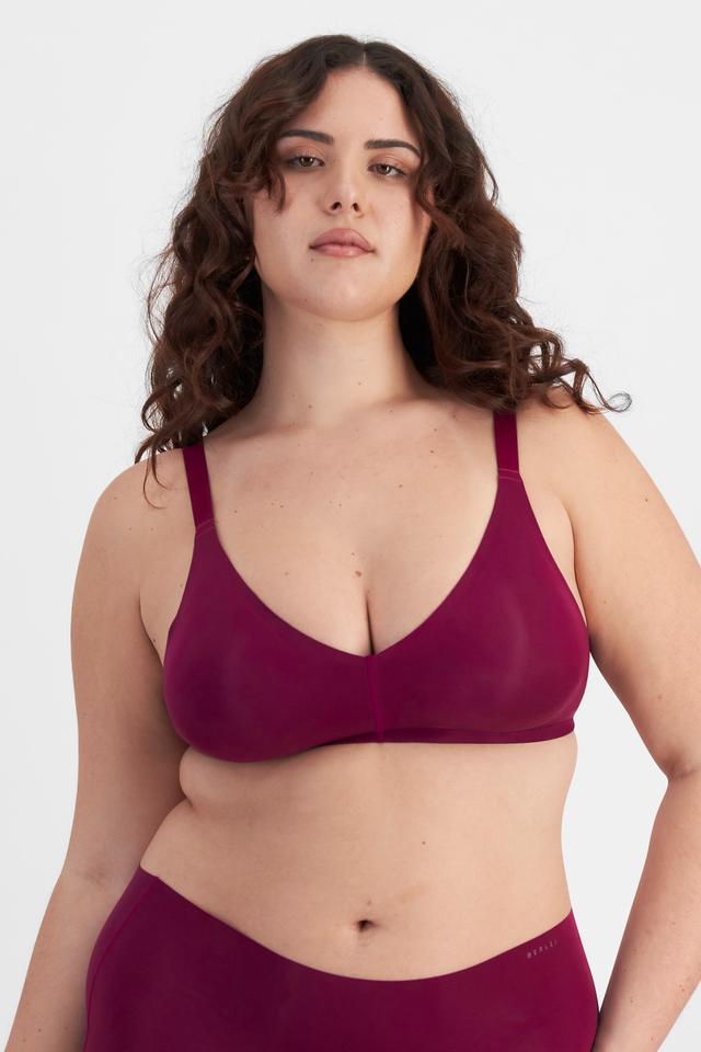 Bella (She/Her) wears size 14D and is 173cm tall with 95cm chest and 77cm waist