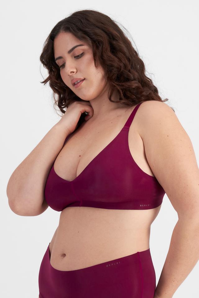 Bella (She/Her) wears size 14D and is 173cm tall with 95cm chest and 77cm waist
