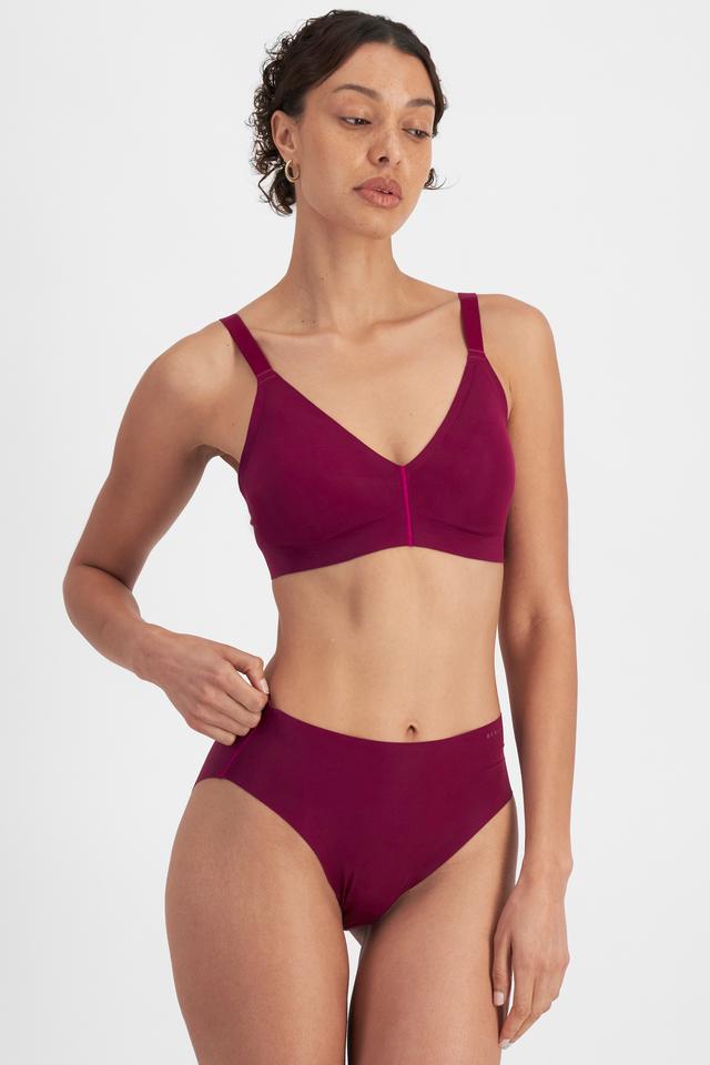 MILA (She/Her) wears size 12B and is 176cm tall with 81cm chest and 62cm waist