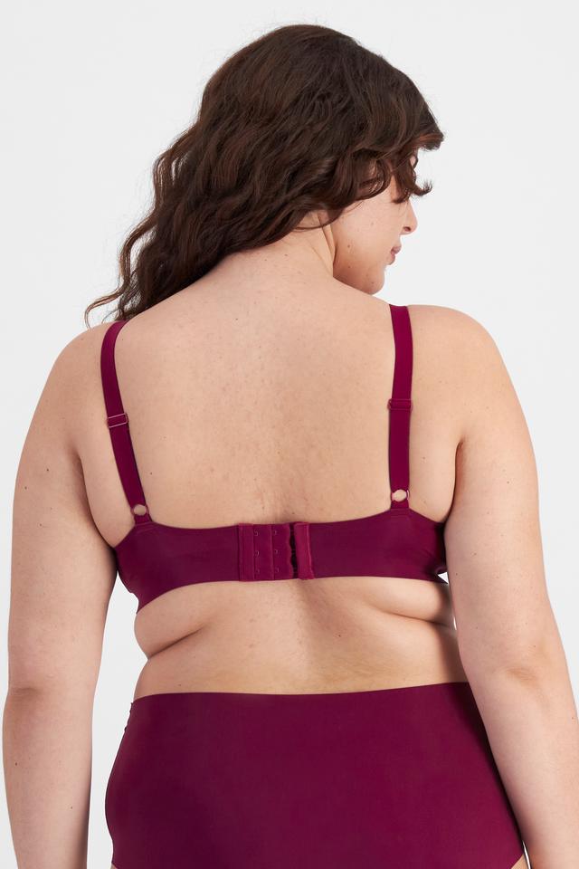 Bella (She/Her) wears size 14D and is 173cm tall with 95cm chest and 77cm waist