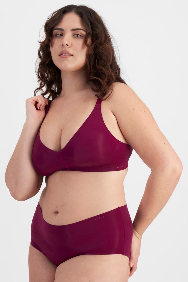 Bella (She/Her) wears size 14D and is 173cm tall with 95cm chest and 77cm waist