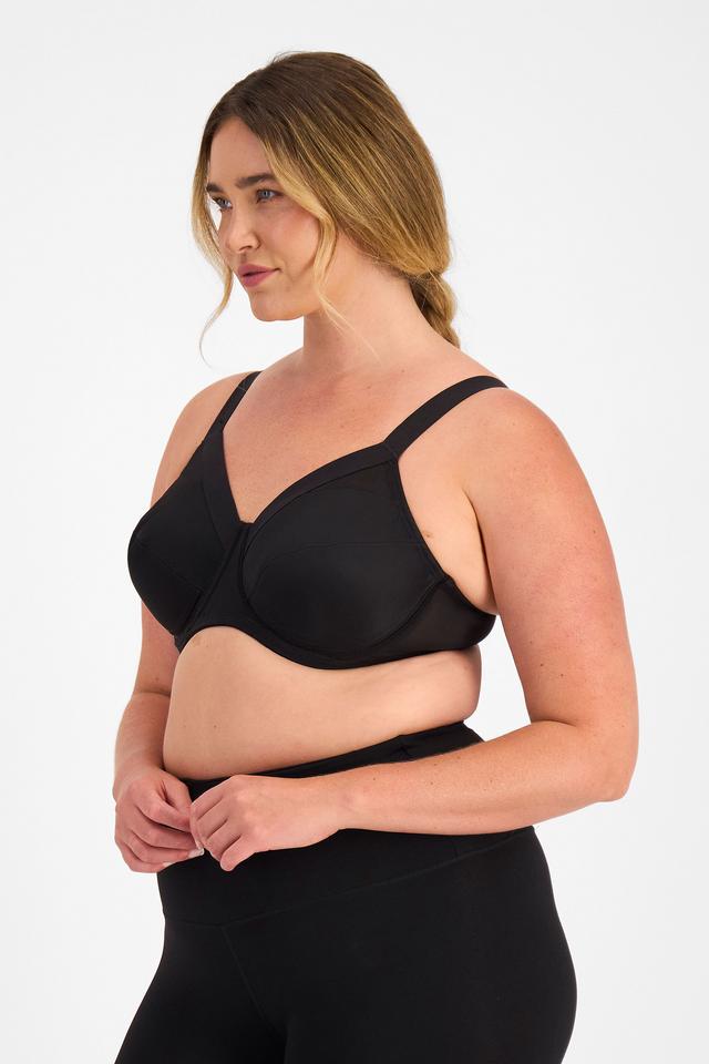 Chanel (She/Her) wears size 14D and is 176cm tall with 104cm chest and 89cm waist