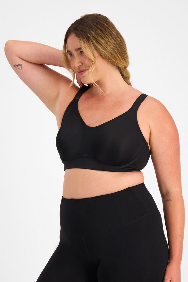 Chanel (She/Her) wears size 14D and is 176cm tall with 104cm chest and 89cm waist