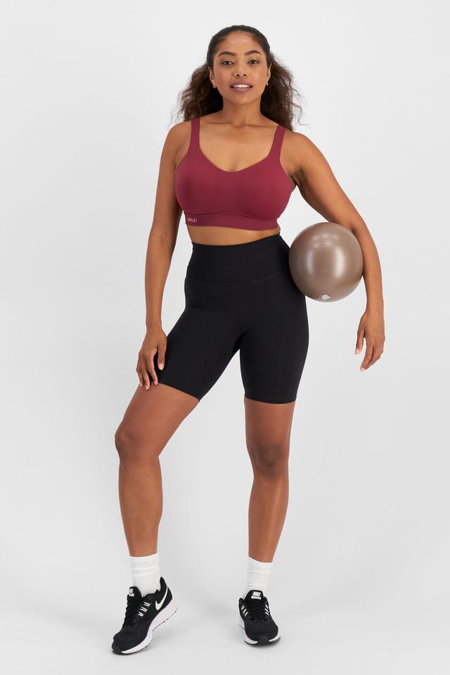 Caitlin (She/Her) wears size 16DD and is 176cm tall with 114cm chest and 95cm waist