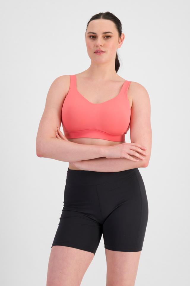 Jacqleen (She/Her) wears size 14DD and is 183cm tall with 93cm chest and 73cm waist