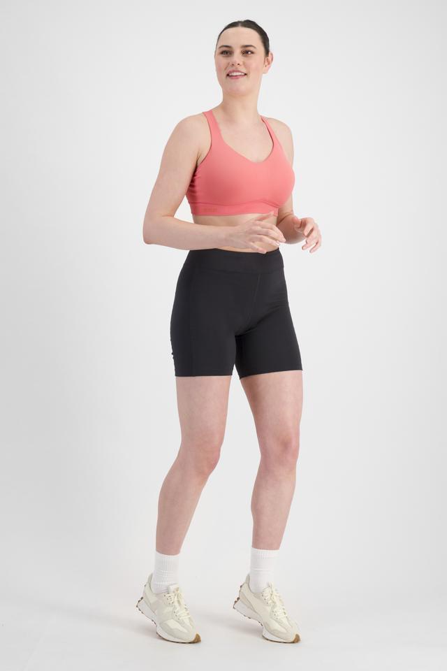 Jacqleen (She/Her) wears size 14DD and is 183cm tall with 93cm chest and 73cm waist