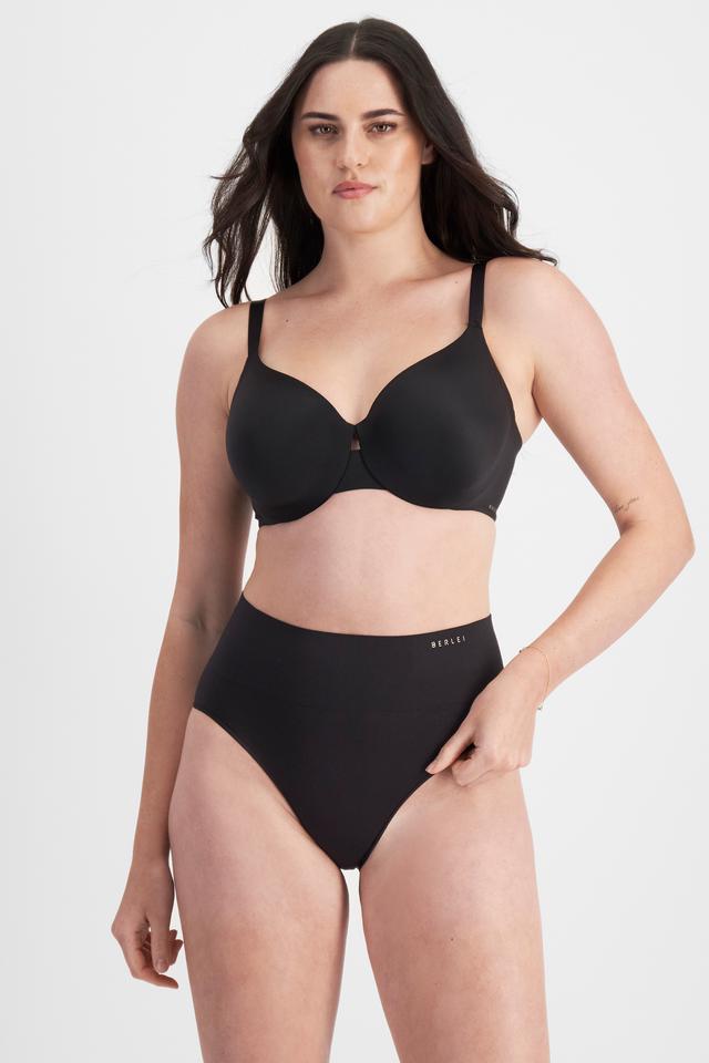 Jacqleen (She/Her) wears size 14DD and is 183cm tall with 93cm chest and 73cm waist