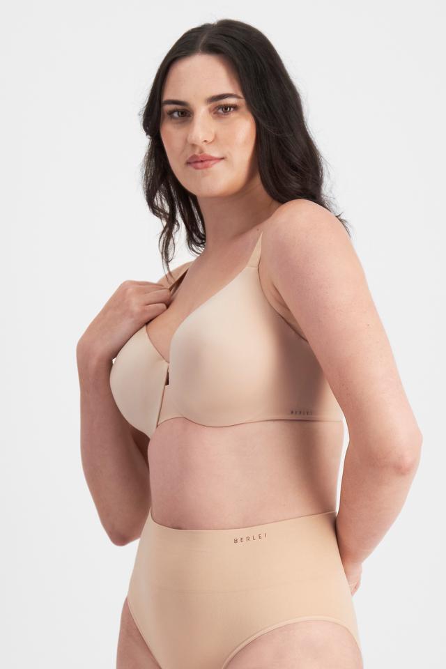 Jacqleen (She/Her) wears size 14DD and is 183cm tall with 93cm chest and 73cm waist