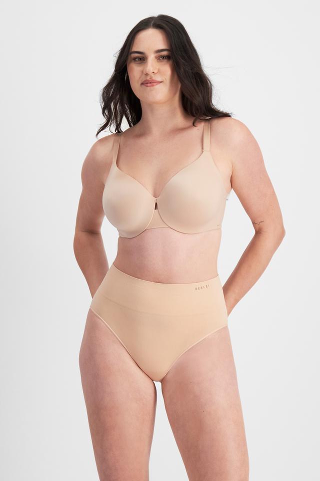 Jacqleen (She/Her) wears size 14DD and is 183cm tall with 93cm chest and 73cm waist