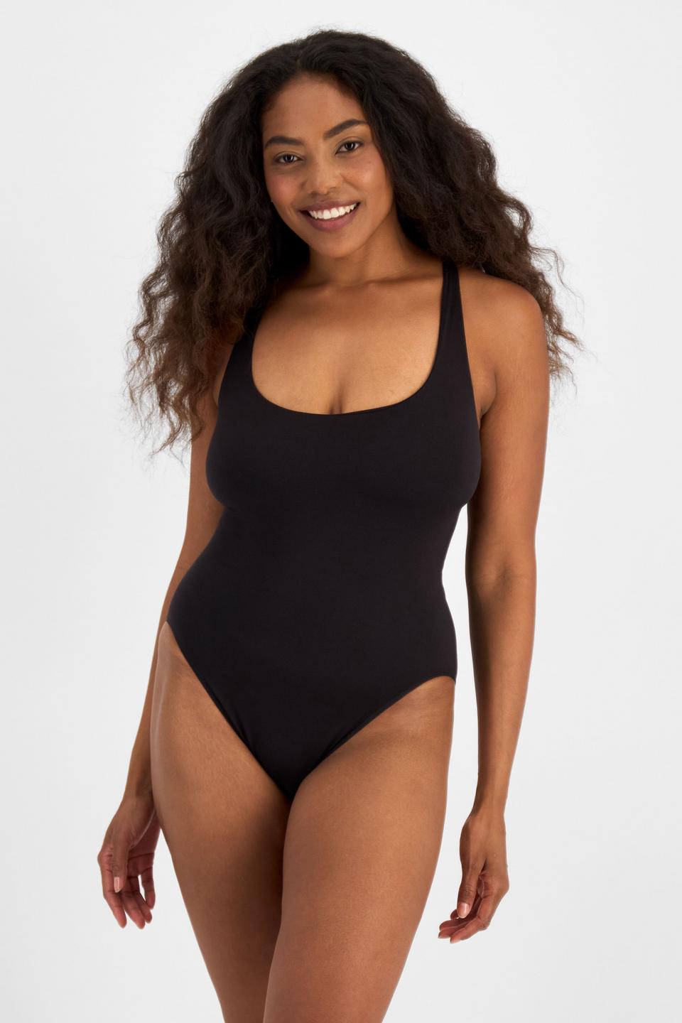 Caitlin (She/Her) wears size 14 and is 176cm tall with 114cm chest and 95cm waist