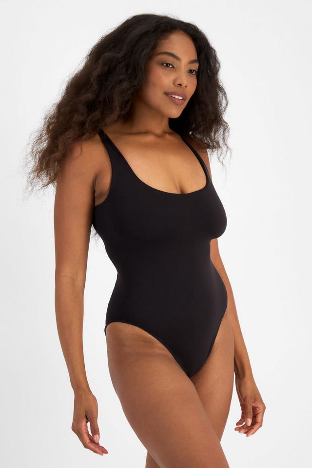 Caitlin (She/Her) wears size 14 and is 176cm tall with 114cm chest and 95cm waist