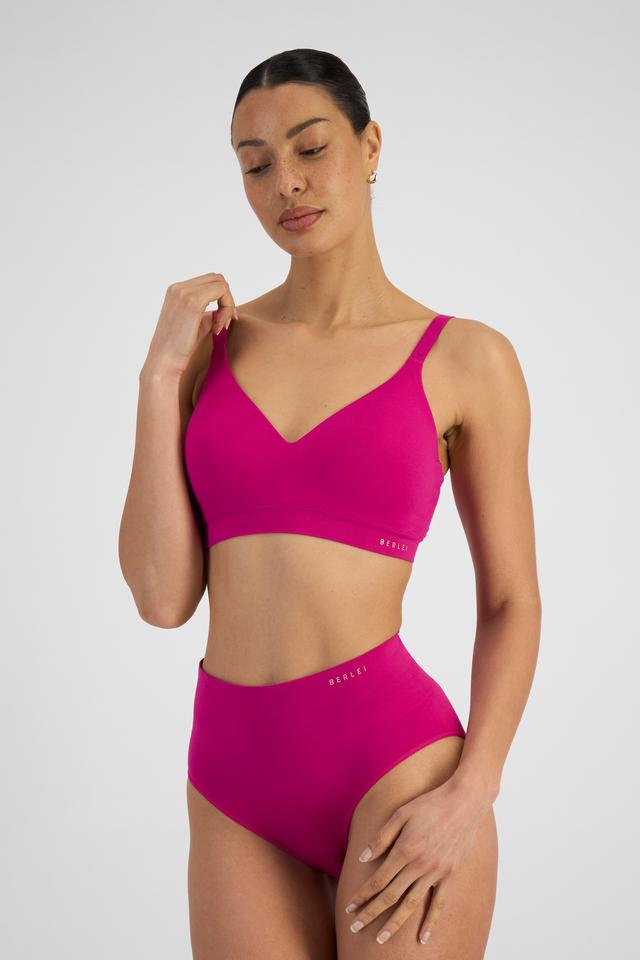 MILA (She/Her) wears size 12B and is 176cm tall with 81cm chest and 62cm waist