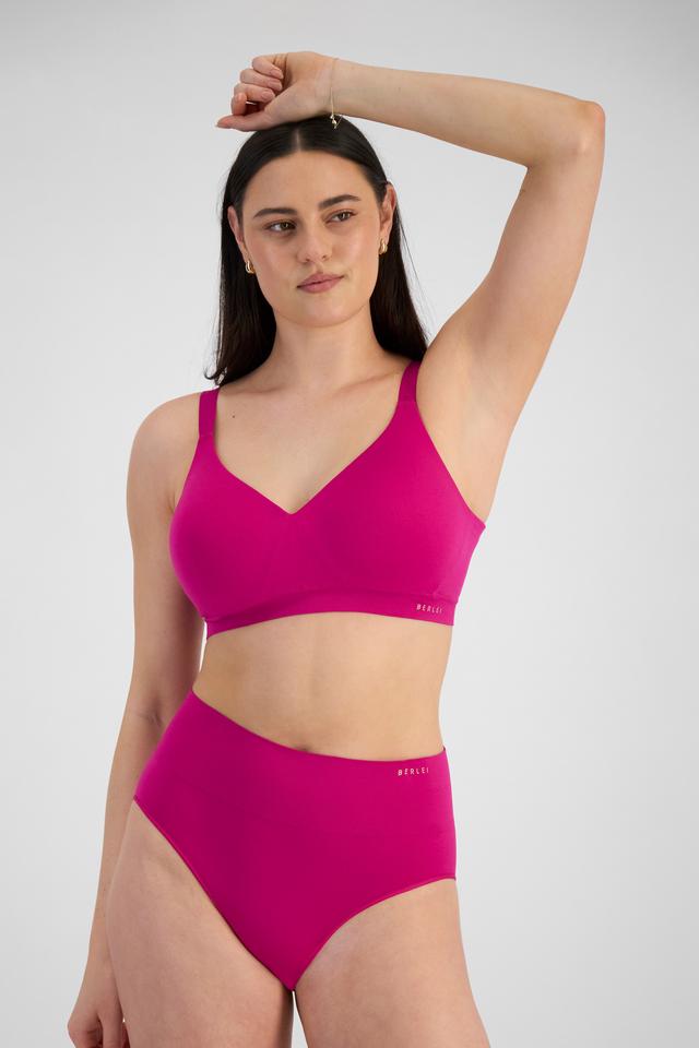 MILA (She/Her) wears size 12B and is 176cm tall with 81cm chest and 62cm waist
