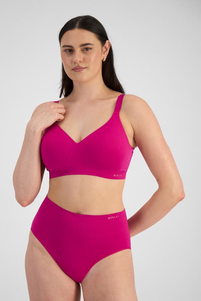 MILA (She/Her) wears size 12B and is 176cm tall with 81cm chest and 62cm waist